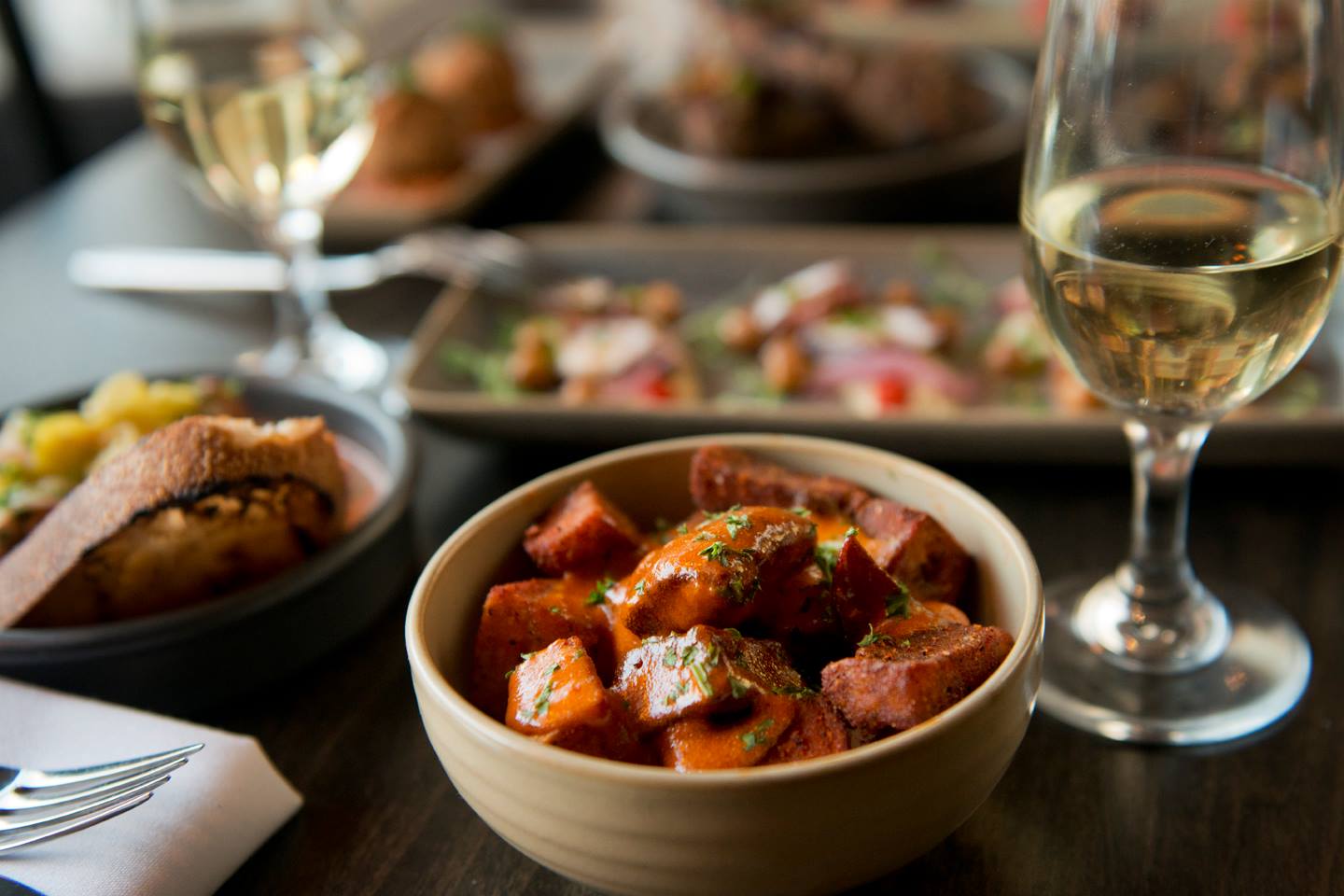 Patatas bravas and white wine